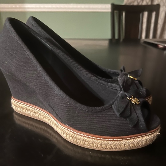 Tory Burch Black Wedge Shoes with Bow Accent - Picture 4 of 8